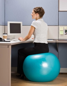 Ein Sitzball im Büro ist sehr Rückenschonend