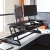 VARIDESK Cube Plus 48 Sitz-Steh-Schreibtisch - Steharbeitsplatz im Einsatz