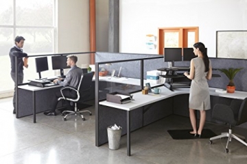 VARIDESK Cube Plus 48 Sitz-Steh-Schreibtisch - Steharbeitsplatz Anordnung im Büro